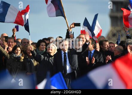 Präsidentschaftswahlkandidat der rechtsgerichteten Partei Les Republicains (LR) Francois Fillon und Frau Penelope Fillon und Tochter Marie Fillon (L) Geste während einer Kundgebung am Place du Trocadero in Paris, Frankreich, am 5. März 2017. Der umkämpfte französische Konservative Francois Fillon sagte den Unterstützern, den Kampf niemals aufzugeben, während er inmitten eines Spesenskandals im Rennen um die Präsidentschaftswahlen bleiben will. Fillon, der wegen Behauptungen angeklagt werden soll, dass er seiner Frau und seinen Kindern hochbezahlte gefälschte parlamentarische Jobs gab, sagte der regen Menge, dass er von allen im Wahlkampf angegriffen worden sei. Foto Stockfoto