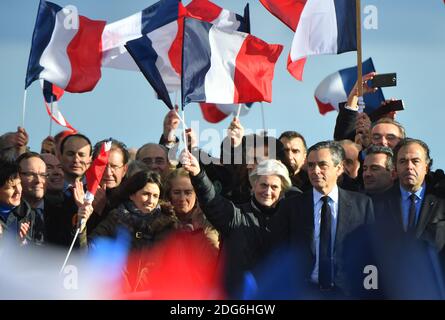 Präsidentschaftswahlkandidat der rechtsgerichteten Partei Les Republicains (LR) Francois Fillon und Frau Penelope Fillon und Tochter Marie Fillon (L) Geste während einer Kundgebung am Place du Trocadero in Paris, Frankreich, am 5. März 2017. Der umkämpfte französische Konservative Francois Fillon sagte den Unterstützern, den Kampf niemals aufzugeben, während er inmitten eines Spesenskandals im Rennen um die Präsidentschaftswahlen bleiben will. Fillon, der wegen Behauptungen angeklagt werden soll, dass er seiner Frau und seinen Kindern hochbezahlte gefälschte parlamentarische Jobs gab, sagte der regen Menge, dass er von allen im Wahlkampf angegriffen worden sei. Foto Stockfoto