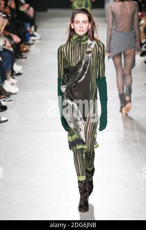 Ein Model läuft auf der Piste während der Veronique Leroy Fashion Show auf der FW17, die am 3. März 2017 in Paris, Frankreich, stattfand. Foto von Alain Gil Gonzalez /ABACAPRESS.COM Stockfoto