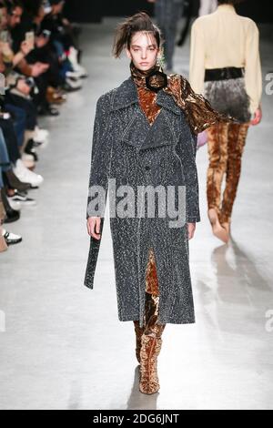 Ein Model läuft auf der Piste während der Veronique Leroy Fashion Show auf der FW17, die am 3. März 2017 in Paris, Frankreich, stattfand. Foto von Alain Gil Gonzalez /ABACAPRESS.COM Stockfoto