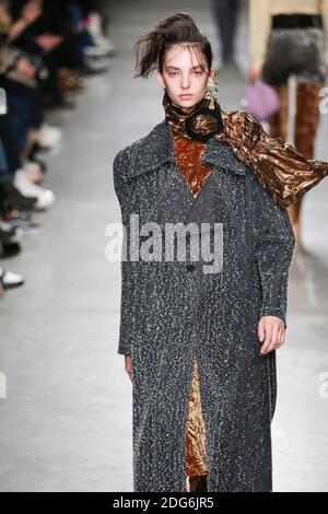 Ein Model läuft auf der Piste während der Veronique Leroy Fashion Show auf der FW17, die am 3. März 2017 in Paris, Frankreich, stattfand. Foto von Alain Gil Gonzalez /ABACAPRESS.COM Stockfoto