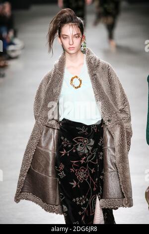 Ein Model läuft auf der Piste während der Veronique Leroy Fashion Show auf der FW17, die am 3. März 2017 in Paris, Frankreich, stattfand. Foto von Alain Gil Gonzalez /ABACAPRESS.COM Stockfoto