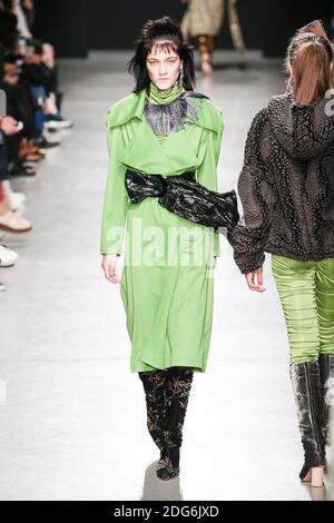 Ein Model läuft auf der Piste während der Veronique Leroy Fashion Show auf der FW17, die am 3. März 2017 in Paris, Frankreich, stattfand. Foto von Alain Gil Gonzalez /ABACAPRESS.COM Stockfoto