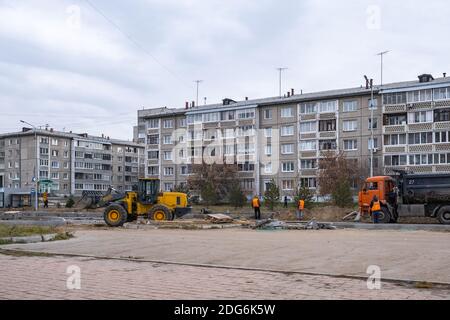 Russland, Angarsk - 19. Oktober 2020 Bau, Reparatur der Straße in Wohngebiet der Stadt.Arbeiter und Straßenbauausrüstung beim Bau Stockfoto