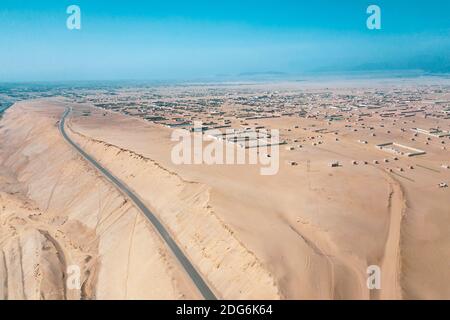 Panamericana Straße mit Pazifik, Luftaufnahme panamericana in Cañete, Perú. Stockfoto