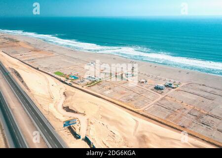 Panamericana Straße mit Pazifik, Luftaufnahme panamericana in Cañete, Perú. Stockfoto