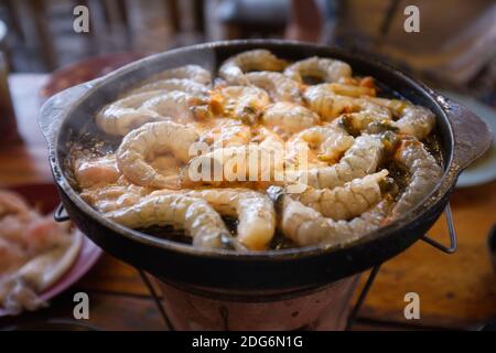 Thai-Buffet mit Garnelen auf Grillpfanne gekocht. Thai Barbecue oder (Moo Kratha) Stockfoto