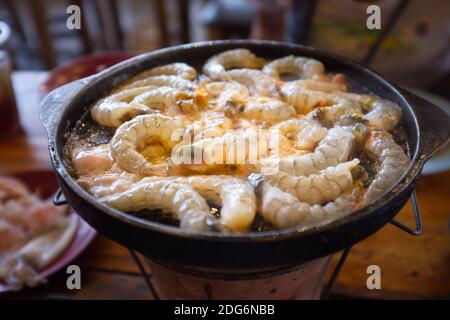 Thai-Buffet mit Garnelen auf Grillpfanne gekocht. Thai Barbecue oder (Moo Kratha) Stockfoto