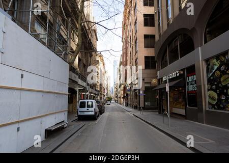 Melbourne, Australien, 6. August 2020. Ein Blick auf eine leere Flinders Lane während der COVID-19 in Melbourne, Australien. Die Einschränkungen der Stufe 4 in Melbourne werden fortgesetzt, da heute um Mitternacht Arbeitsgenehmigungen in Kraft treten. Dies kommt, da weitere 471 neue COVID-19 Fälle über Nacht aufgedeckt wurden.Quelle: Dave Hewison/Alamy Live News Stockfoto