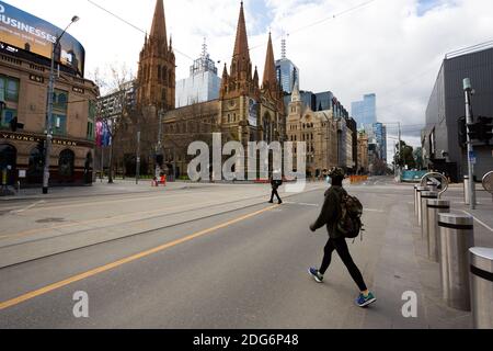 Melbourne, Australien, 6. August 2020. In normalen Zeiten würden Tausende von Pendlern diese Kreuzung pro Stunde überqueren. Die Kreuzung zwischen Flinders und Swanston Street ist während der COVID-19 in Melbourne, Australien, verlassen. Die Einschränkungen der Stufe 4 in Melbourne werden fortgesetzt, da heute um Mitternacht Arbeitsgenehmigungen in Kraft treten. Dies kommt, da weitere 471 neue COVID-19 Fälle über Nacht aufgedeckt wurden.Quelle: Dave Hewison/Alamy Live News Stockfoto