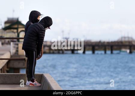 Melbourne, Australien, 9. August 2020. Kinder werden auf dem St Kilda Pier während der COVID-19 in Melbourne, Australien, stehen gesehen. Während die Beschränkungen der 4. Stufe die Stadt Greater Melbourne weiter erdrosseln, wurden über Nacht weitere 394 neue Coronavirus-Fälle aufgedeckt, zusammen mit den 17 Todesfällen, Victorias tödlichster seit Beginn der Krise.Quelle: Dave Hewison/Alamy Live News Stockfoto