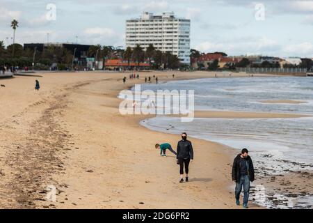 Melbourne, Australien, 9. August 2020. St Kilda Einheimische werden beim Training am Strand während der COVID-19 in Melbourne, Australien, beobachtet. Während die Beschränkungen der 4. Stufe die Stadt Greater Melbourne weiter erdrosseln, wurden über Nacht weitere 394 neue Coronavirus-Fälle aufgedeckt, zusammen mit den 17 Todesfällen, Victorias tödlichster seit Beginn der Krise.Quelle: Dave Hewison/Alamy Live News Stockfoto