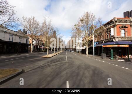 Carlton, Australien, 9. August 2020. Ein Blick auf die Ödland, die Lygon Street während der COVID-19 in Melbourne, Australien. Little Italy in der Lygon Street bröckelt weiter, wo über 22 Räumlichkeiten, die einst geschäftige Cafés und Restaurants waren, leer sind und neue Mieter suchen. Während die Beschränkungen der Stufe 4 die Stadt Melbourne erdrosseln, fallen die Geschäfte wie Fliegen und einst berühmte Straßen wie Lygon bleiben verlassen. Atempause scheint unwahrscheinlich zu sein, da über Nacht weitere 394 neue Coronavirus-Fälle aufgedeckt wurden, zusammen mit den 17 Todesfällen, Victorias tödlichster seit Beginn der Krise.Quelle: Da Stockfoto