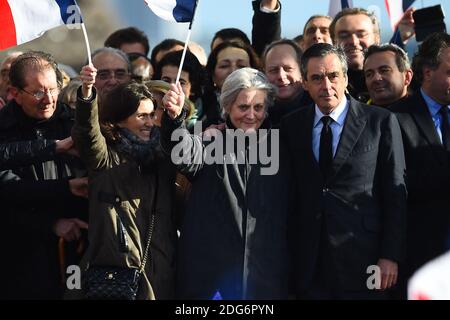 Der ehemalige französische Premierminister und Kandidat der Republikane (LR) für die Präsidentschaftswahlen Francois Fillon und seine Frau Penelope Flllon und Tochter Marie Fillon (L) während einer Wahlkampfveranstaltung am Trocadero plaza in Paris, Frankreich, am 5. März 2017. Fillon wird wegen Behauptungen angeklagt, die er seiner Frau und seinen Kindern hochbezahlte gefälschte parlamentarische Jobs gegeben hat. Foto von Eliot Blondt/ABACAPRESS.COM Stockfoto