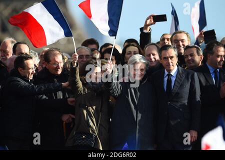 Der ehemalige französische Premierminister und Kandidat der Republikane (LR) für die Präsidentschaftswahlen Francois Fillon und seine Frau Penelope Flllon und Tochter Marie Fillon (L) während einer Wahlkampfveranstaltung am Trocadero plaza in Paris, Frankreich, am 5. März 2017. Fillon wird wegen Behauptungen angeklagt, die er seiner Frau und seinen Kindern hochbezahlte gefälschte parlamentarische Jobs gegeben hat. Foto von Eliot Blondt/ABACAPRESS.COM Stockfoto