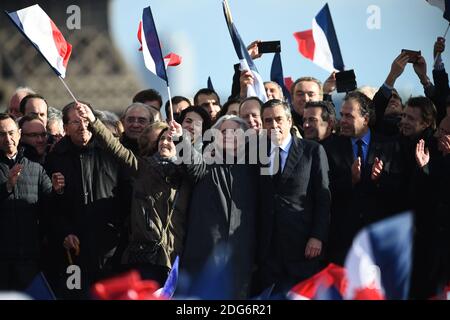 Der ehemalige französische Premierminister und Kandidat der Republikane (LR) für die Präsidentschaftswahlen Francois Fillon und seine Frau Penelope Flllon und Tochter Marie Fillon (L) während einer Wahlkampfveranstaltung am Trocadero plaza in Paris, Frankreich, am 5. März 2017. Fillon wird wegen Behauptungen angeklagt, die er seiner Frau und seinen Kindern hochbezahlte gefälschte parlamentarische Jobs gegeben hat. Foto von Eliot Blondt/ABACAPRESS.COM Stockfoto