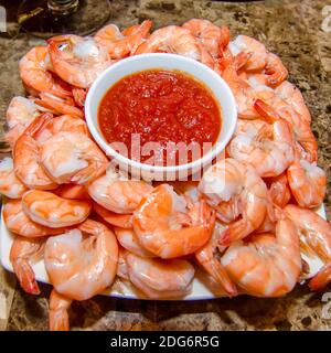 Garnelen und Sause in Teller auf dem Tisch Stockfoto