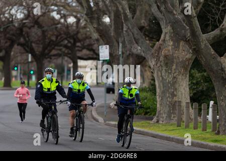 Melbourne, Australien, 14. August 2020. Polizeistreife auf Fahrrädern entlang des Yarra River während der COVID-19 in Melbourne, Australien. Victoria hat 14 COVID-bezogene Todesfälle registriert, darunter ein 20-jähriger, der jüngste, der in Australien an Coronavirus starb, und weitere 372 neue Fälle über Nacht.Quelle: Dave Hewison/Alamy Live News Stockfoto