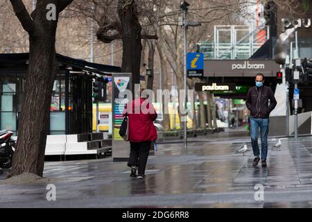 Melbourne, Australien, 14. August 2020. Seltsame Szenen in Melbourne, wo es so viele Möwen gibt wie Fußgänger während der COVID-19 in Melbourne, Australien. Victoria hat 14 COVID-bezogene Todesfälle registriert, darunter ein 20-jähriger, der jüngste, der in Australien an Coronavirus starb, und weitere 372 neue Fälle über Nacht.Quelle: Dave Hewison/Alamy Live News Stockfoto