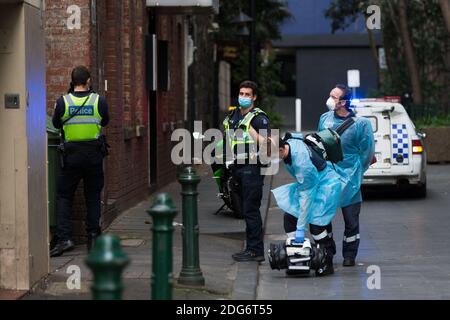 Melbourne, Australien, 18. August 2020. Polizei und Sanitäter verführen einen bewusstlosen Patienten. Ein Mitglied der Öffentlichkeit nannte Triple Zero, als sie einen Mann in einer Gasse im CBD bewusstlos fanden. Als Hilfe eintraf, war er während der COVID-19 in Melbourne, Australien, verschwunden. Hotelquarantäne in Verbindung mit 99 % der COVID-19-Fälle in Victoria, teilte die Untersuchung mit. Dies kommt inmitten von weiteren 222 neuen Fällen zusammen mit 17 Todesfälle entdeckt. Melbourne fährt fort, unter Stufe 4 Beschränkungen mit Spekulationen zu reel, dass es verlängert wird.Quelle: Dave Hewison/Alamy Live News Stockfoto