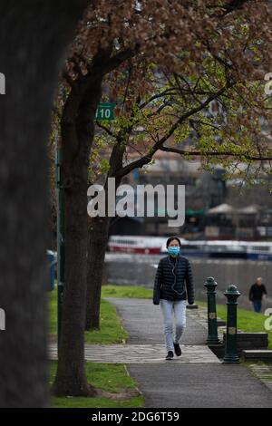 Melbourne, Australien, 18. August 2020. Eine Frau geht während der COVID-19 in Melbourne, Australien, entlang der Yarra. Hotelquarantäne in Verbindung mit 99 % der COVID-19-Fälle in Victoria, teilte die Untersuchung mit. Dies kommt inmitten von weiteren 222 neuen Fällen zusammen mit 17 Todesfälle entdeckt. Melbourne fährt fort, unter Stufe 4 Beschränkungen mit Spekulationen zu reel, dass es verlängert wird.Quelle: Dave Hewison/Alamy Live News Stockfoto