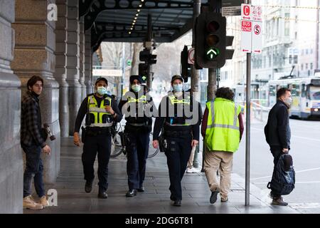 Melbourne, Australien, 18. August 2020. Während der COVID-19 in Melbourne, Australien, wird die Polizei beim Patrouillen der Flinders Street Station beobachtet. Hotelquarantäne in Verbindung mit 99 % der COVID-19-Fälle in Victoria, teilte die Untersuchung mit. Dies kommt inmitten von weiteren 222 neuen Fällen zusammen mit 17 Todesfälle entdeckt. Melbourne fährt fort, unter Stufe 4 Beschränkungen mit Spekulationen zu reel, dass es verlängert wird.Quelle: Dave Hewison/Alamy Live News Stockfoto