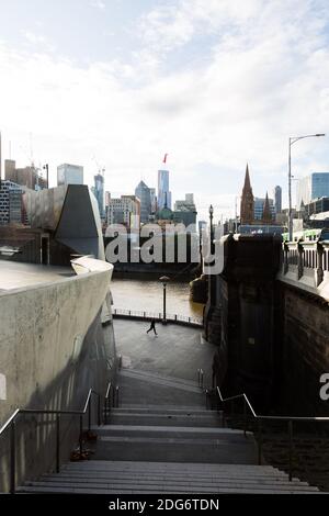 Melbourne, Australien, 18. August 2020. Während der COVID-19 in Melbourne, Australien, wird ein Jogger entlang der Yarra trainiert. Hotelquarantäne in Verbindung mit 99 % der COVID-19-Fälle in Victoria, teilte die Untersuchung mit. Dies kommt inmitten von weiteren 222 neuen Fällen zusammen mit 17 Todesfälle entdeckt. Melbourne fährt fort, unter Stufe 4 Beschränkungen mit Spekulationen zu reel, dass es verlängert wird.Quelle: Dave Hewison/Alamy Live News Stockfoto