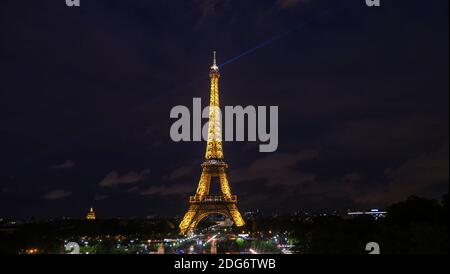 Blick auf die Licht-Show auf dem Eiffelturm, Paris Stockfoto