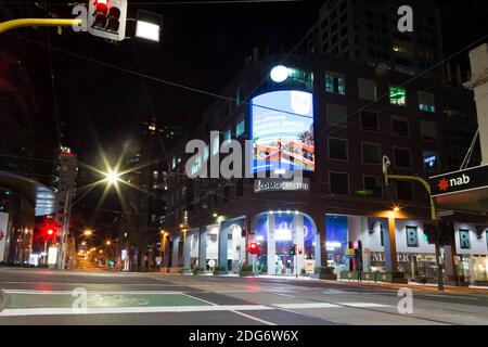 Melbourne, Australien, 26. August 2020. Ein Blick auf die Kreuzung von Toorak Road und Chapel Street, South Yarra unter Ausgangssperre während der COVID-19 in Melbourne, Australien. Der Widerstand gegen Premier Daniel Andrews plant, Victorias Notstand um weitere 12 Monate zu verlängern, während er mit Cross Benchers verhandelt, um die Änderung zu verabschieden. Es kommt, wie Fallzahlen weiter fallen.Kredit: Dave Hewison/Alamy Live News Stockfoto