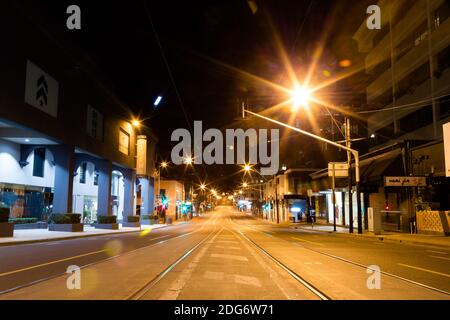 Melbourne, Australien, 26. August 2020. Ein Blick auf Chapel Street, South Yarra unter Sperrstunde während der COVID-19 in Melbourne, Australien. Der Widerstand gegen Premier Daniel Andrews plant, Victorias Notstand um weitere 12 Monate zu verlängern, während er mit Cross Benchers verhandelt, um die Änderung zu verabschieden. Es kommt, wie Fallzahlen weiter fallen.Kredit: Dave Hewison/Alamy Live News Stockfoto