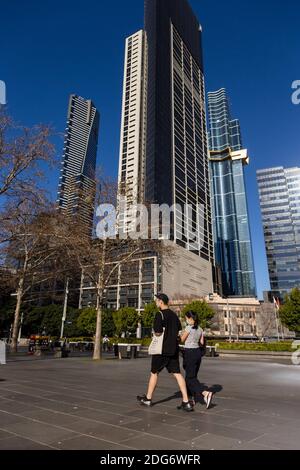 Melbourne, Australien, 29. August 2020. Die Einheimischen genießen die Sonne, während sie entlang der Yarra trainieren. Der Frühling ist da, als die Melbournianer die "Krise" erklären, während sie sich in großer Zahl aus ihren Häusern wagen, um die Sonne zu genießen, obwohl Premier Daniel Andrews sie anflehte, während der COVID-19 in Melbourne, Australien, drinnen zu bleiben. Premier Daniel Andrews soll einen Deal mit den Querdenklern getroffen haben, der seine umstrittenen Pläne zur Verlängerung des Ausnahmezustands um weitere 12 Monate erlaubt. Dies kommt als neue COVID-19-Infektionen fiel unter 100 zum ersten Mal seit der zweiten Welle begann, wie Stockfoto