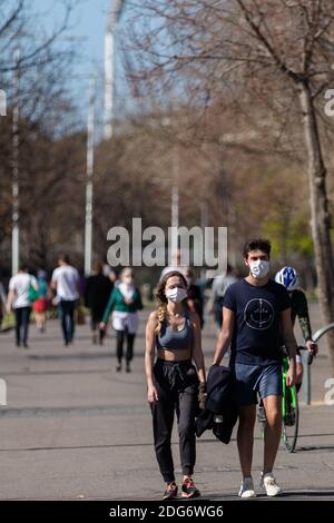 Melbourne, Australien, 29. August 2020. Die Einheimischen genießen die Sonne entlang der Yarra-Ufer. Der Frühling ist da, als die Melbournianer die "Krise" erklären, während sie sich in großer Zahl aus ihren Häusern wagen, um die Sonne zu genießen, obwohl Premier Daniel Andrews sie anflehte, während der COVID-19 in Melbourne, Australien, drinnen zu bleiben. Premier Daniel Andrews soll einen Deal mit den Querdenklern getroffen haben, der seine umstrittenen Pläne zur Verlängerung des Ausnahmezustands um weitere 12 Monate erlaubt. Dies kommt, da neue COVID-19-Infektionen zum ersten Mal seit Beginn der zweiten Welle unter 100 gesunken sind, jedoch täglich Stockfoto