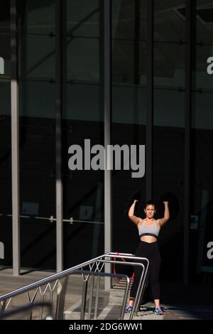 Melbourne, Australien, 29. August 2020. Eine Frau übt vor dem Melbourne Convention and Exhibition Centre. Der Frühling ist da, als die Melbournianer die "Krise" erklären, während sie sich in großer Zahl aus ihren Häusern wagen, um die Sonne zu genießen, obwohl Premier Daniel Andrews sie anflehte, während der COVID-19 in Melbourne, Australien, drinnen zu bleiben. Premier Daniel Andrews soll einen Deal mit den Querdenklern getroffen haben, der seine umstrittenen Pläne zur Verlängerung des Ausnahmezustands um weitere 12 Monate erlaubt. Dies kommt, wie neue COVID-19-Infektionen sank unter 100 zum ersten Mal seit dem Stockfoto