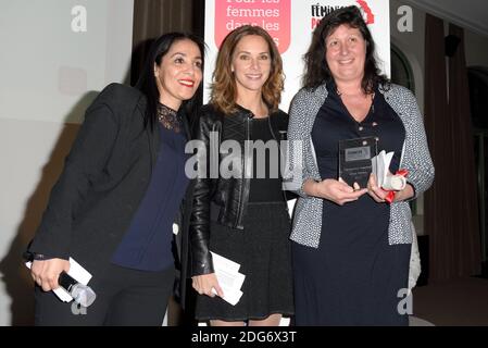 Bouchera Azzouz et Melissa Theuriau remettent le prix de l'Engagement Associatif a l'Association Luoga. Remise des prix de l'Association Pour les Femmes dans les Medias (PFDM) qui recompensent des femmes dont le travail ou leurs temoignages valorisent la place de la femme dans la societe, au Pavillon Dauphine, le 6 mars 2017, a Paris, Frankreich. Les trophes sont realisiert par la creatrice Laurence Jenkell. Foto von Edouard Bernaux/Abacapress.com Stockfoto