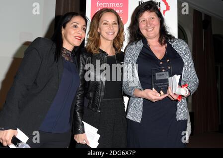 Bouchera Azzouz et Melissa Theuriau remettent le prix de l'Engagement Associatif a l'Association Luoga. Remise des prix de l'Association Pour les Femmes dans les Medias (PFDM) qui recompensent des femmes dont le travail ou leurs temoignages valorisent la place de la femme dans la societe, au Pavillon Dauphine, le 6 mars 2017, a Paris, Frankreich. Les trophes sont realisiert par la creatrice Laurence Jenkell. Foto von Edouard Bernaux/Abacapress.com Stockfoto