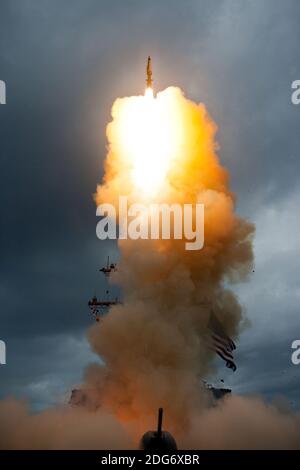 PAZIFISCHER OZEAN (Sept 9, 2013) EIN Abfangjäger Block 1A (SM-3) wird vom Lenkflugkörper-Zerstörer USS Decatur (DDG 73) gestartet. Das Schiff nutzte sein Aegis-Waffensystem, um ein Ziel mit mittlerer Reichweite von ballistischen Raketen durch Terminal High Altitude Area Defense (THAAD) zu verfolgen und abzufangen, und ein Ziel mit mittlerer Reichweite von ballistischen Raketen durch Aegis Ballistic Missile Defense (BMD). Der Test, benannt Flight Test Operational-01 (FTO-01), betonte die Fähigkeit der Aegis BMD und THAAD Waffensysteme, in einer geschichteten Verteidigungsarchitektur zu funktionieren und einen Angriff von zwei nahezu simultanen Ball zu besiegen Stockfoto