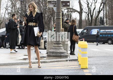 Street Style, Fashionista Ankunft An Der Chanel Herbst-Winter 2017-2018 Show Im Grand Palais, In Paris, Frankreich, Am 7. März 2017. Foto von Silviu Doroftei/ABACAPRESS.COM Stockfoto