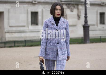 Street Style, Fashionista Ankunft An Der Chanel Herbst-Winter 2017-2018 Show Im Grand Palais, In Paris, Frankreich, Am 7. März 2017. Foto von Silviu Doroftei/ABACAPRESS.COM Stockfoto