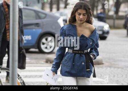 Street Style, Fashionista Ankunft An Der Chanel Herbst-Winter 2017-2018 Show Im Grand Palais, In Paris, Frankreich, Am 7. März 2017. Foto von Silviu Doroftei/ABACAPRESS.COM Stockfoto