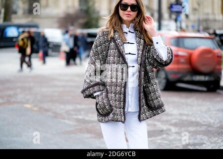 Street Style, Ankunft in Chanel Herbst-Winter 2017-2018 Show im Grand Palais, in Paris, Frankreich, am 7. März 2017 statt. Foto von Marie-Paola Bertrand-Hillion/ABACAPRESS.COM Stockfoto
