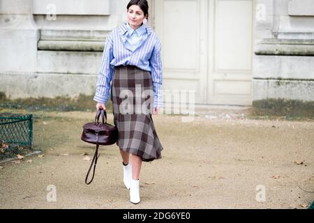 Street Style, Ankunft in Chanel Herbst-Winter 2017-2018 Show im Grand Palais, in Paris, Frankreich, am 7. März 2017 statt. Foto von Marie-Paola Bertrand-Hillion/ABACAPRESS.COM Stockfoto