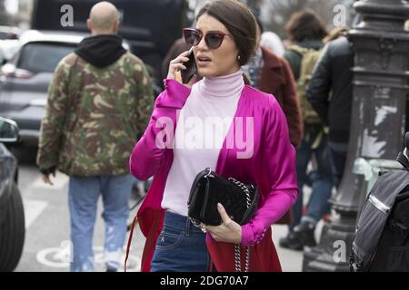 Street Style, Fashionista Ankunft auf der Chanel Herbst-Winter 2017-2018 Show im Grand Palais, in Paris, Frankreich, am 7. März 2017 statt. Foto von Silviu Doroftei/ABACAPRESS.COM Stockfoto