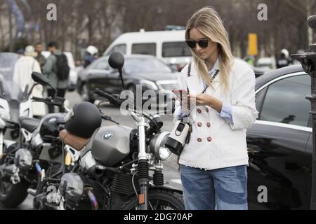 Street Style, Fashionista Ankunft auf der Chanel Herbst-Winter 2017-2018 Show im Grand Palais, in Paris, Frankreich, am 7. März 2017 statt. Foto von Silviu Doroftei/ABACAPRESS.COM Stockfoto