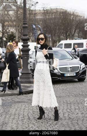 Street Style, Fashionista Ankunft auf der Chanel Herbst-Winter 2017-2018 Show im Grand Palais, in Paris, Frankreich, am 7. März 2017 statt. Foto von Silviu Doroftei/ABACAPRESS.COM Stockfoto