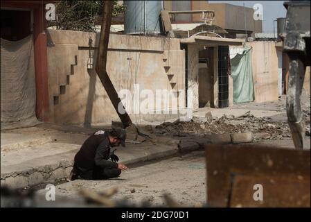 NO WEB NO APPS - die Einheit der irakischen Spezialeinsatzkräfte 1 unter der Führung des Major Ali, drängt weiter auf den westlichen Teil von Mosul, räumt seinen taktischen Weg durch den Dedalus kleiner Straßen, indem sie Bulldozer und Panzer benutzt, um eine Abdeckung vom ständigen Feuer des IS zu schaffen. Der Soldat, der den Bulldozer betreibt, erstickt, berauscht von Rauch, nachdem seine Maschine von einem I.S-Schnapsschuss in Fackelform gebracht wurde. Mossul, Irak, 7. März 2017. Foto von Frederic Lafargue/ABACAPRESS.COM Stockfoto