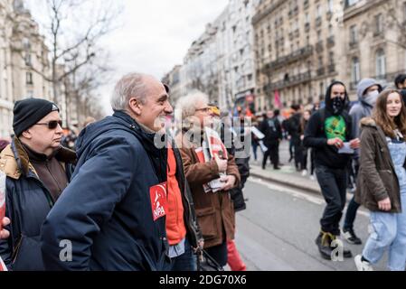 Philippe Poutou, Kandidat der Neuen Antikapitalistischen Partei (NPA) bei den nächsten Präsidentschaftswahlen im Mai 2017, ging zur nationalen Demonstration gegen Budgetkürzungen, die Tausende von Menschen zwischen dem Place Denfert Rochereau und der Esplanade des Invalides in Paris brachten. Paris, Frankreich, 07. März 2017. Foto von Samuel Boivin / ABACAPRESS.COM Stockfoto