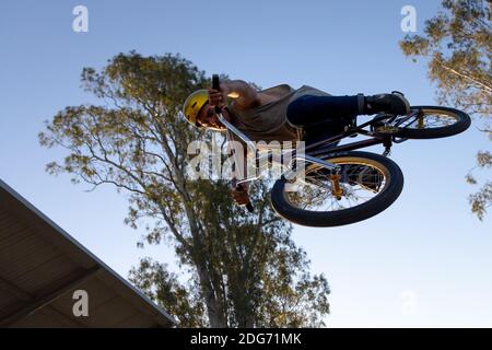 Shepparton, Australien, 15. September 2020. Ein BMX-Fahrer zeigt sein Können im Skatepark in Shepparton während der COVID-19 in Melbourne, Australien. Premier Daniel Andrews gab gestern bekannt, dass die Region Victoria zu Schritt 3 der Roadmap übergehen wird. Für Shepparton, im Zentrum von Victoria, sieht dies zu wenig, zu spät aus.Quelle: Dave Hewison/Alamy Live News Stockfoto