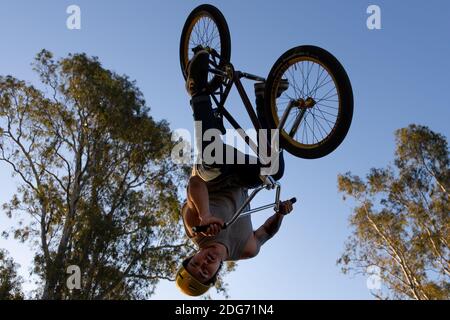 Shepparton, Australien, 15. September 2020. Ein BMX-Fahrer zeigt sein Können im Skatepark in Shepparton während der COVID-19 in Melbourne, Australien. Premier Daniel Andrews gab gestern bekannt, dass die Region Victoria zu Schritt 3 der Roadmap übergehen wird. Für Shepparton, im Zentrum von Victoria, sieht dies zu wenig, zu spät aus.Quelle: Dave Hewison/Alamy Live News Stockfoto