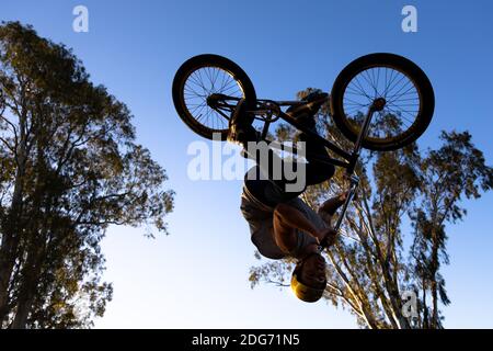 Shepparton, Australien, 15. September 2020. Ein BMX-Fahrer zeigt sein Können im Skatepark in Shepparton während der COVID-19 in Melbourne, Australien. Premier Daniel Andrews gab gestern bekannt, dass die Region Victoria zu Schritt 3 der Roadmap übergehen wird. Für Shepparton, im Zentrum von Victoria, sieht dies zu wenig, zu spät aus.Quelle: Dave Hewison/Alamy Live News Stockfoto