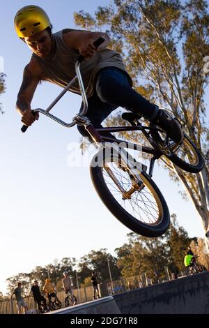 Shepparton, Australien, 15. September 2020. Ein BMX-Fahrer zeigt sein Können im Skatepark in Shepparton während der COVID-19 in Melbourne, Australien. Premier Daniel Andrews gab gestern bekannt, dass die Region Victoria zu Schritt 3 der Roadmap übergehen wird. Für Shepparton, im Zentrum von Victoria, sieht dies zu wenig, zu spät aus.Quelle: Dave Hewison/Alamy Live News Stockfoto